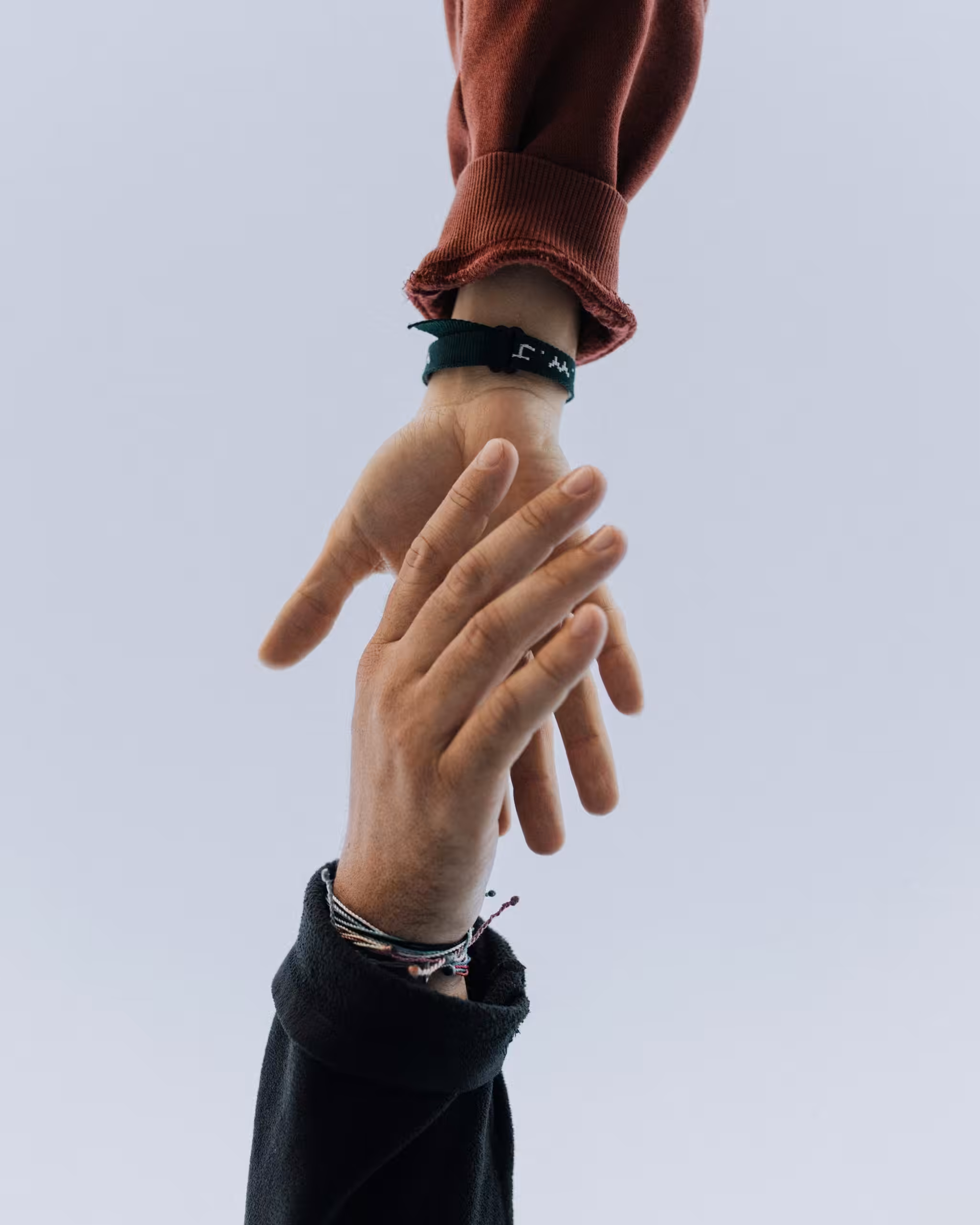 Eine Hand greift nach einer anderen, die sich ihr entgegenstreckt